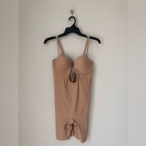 NWT- skims deep plunge shapewear mid thigh bodysuit ⚡️